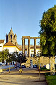 Evora - Dal Giardino di Diana si scorge il Tempio Romano e la torre della lanterna del S Catedral de vora.  